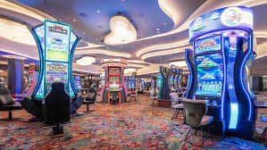 Layar ponsel menampilkan permainan sportsbook dan live casino di cahayapoker